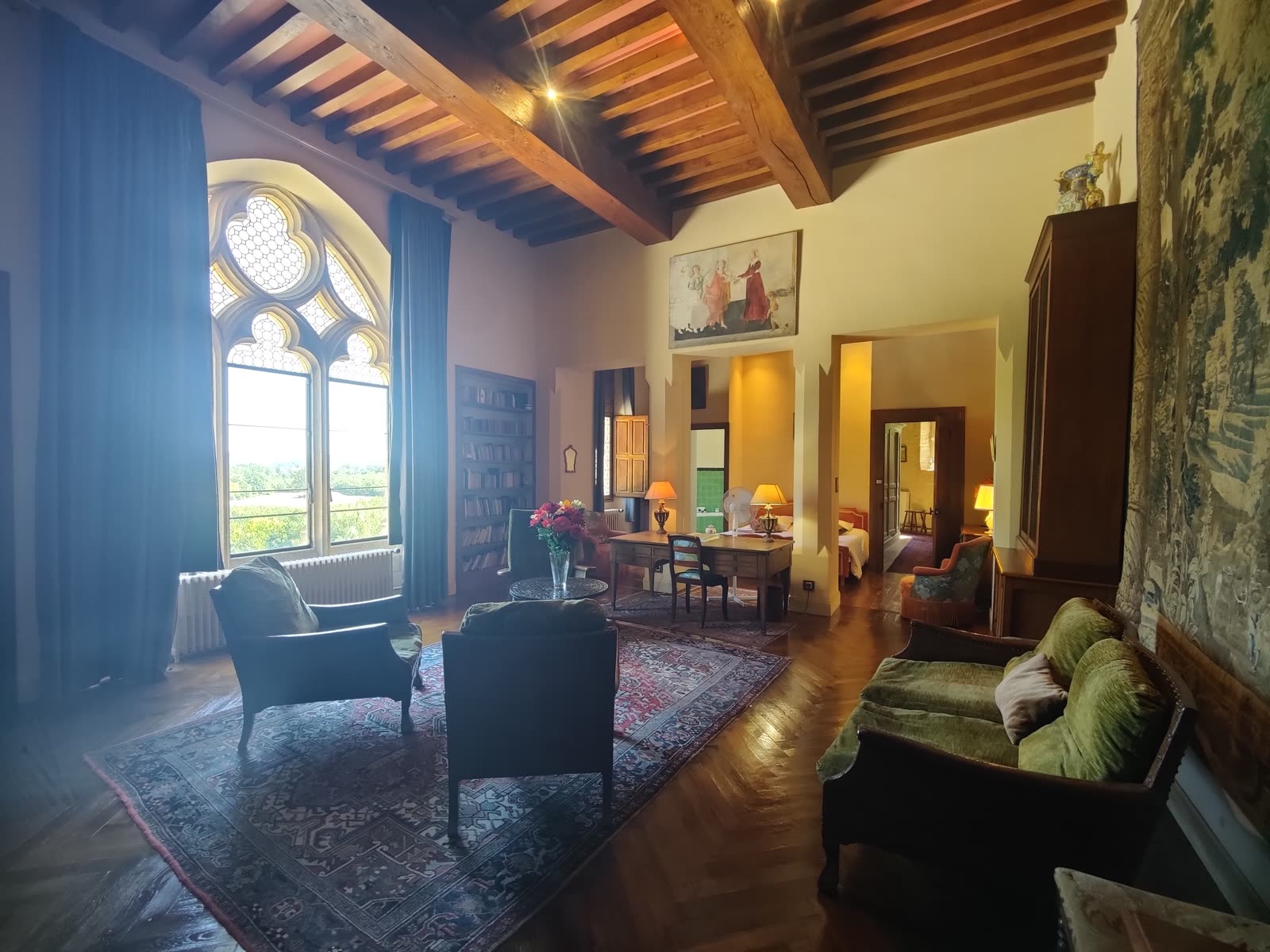 Chambre n°3 — Bureau et fenêtre gothique, vue sur la vallée