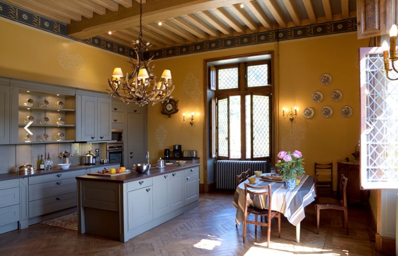 Cuisine avec lustre en bronze