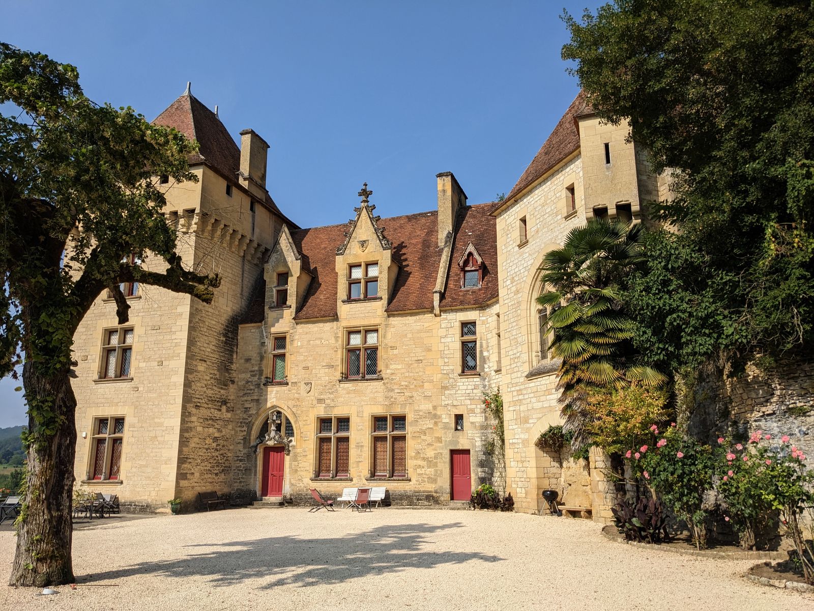 Portail en bois sculpté